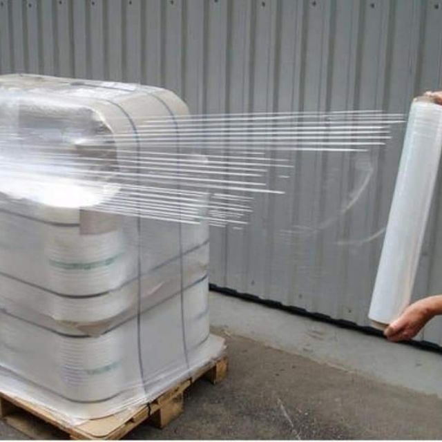 Tại sao nên sử dụng màng PE cuốn máy thay vì cuốn tay?