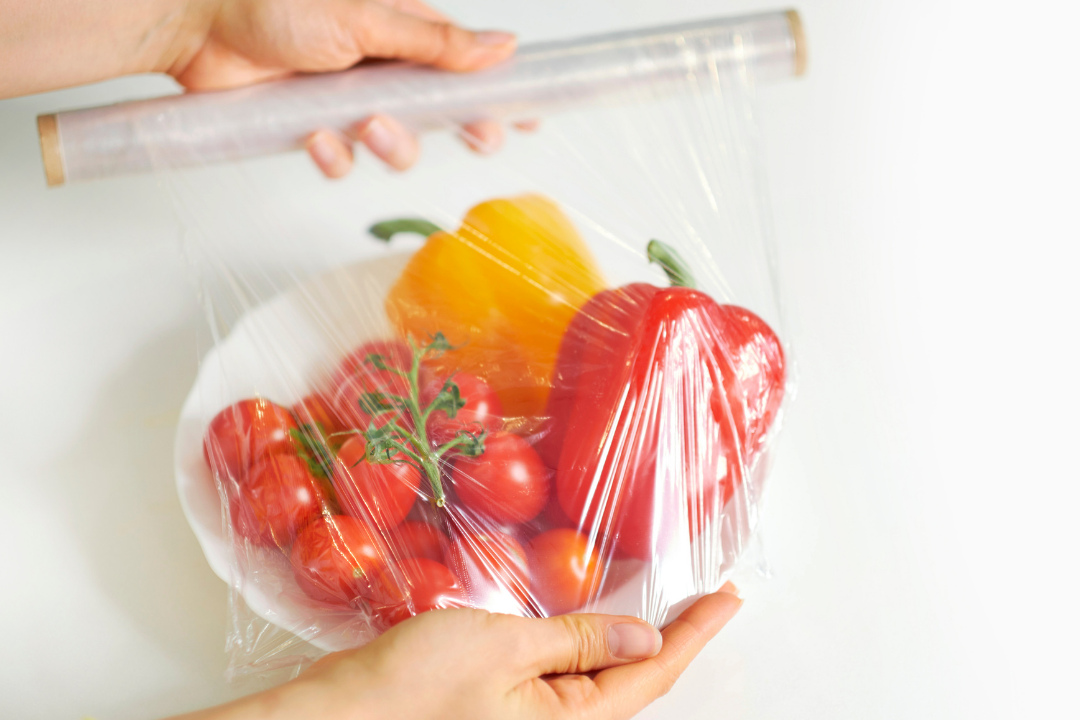 Nên sử dụng màng bọc thực phẩm pe hay pvc?