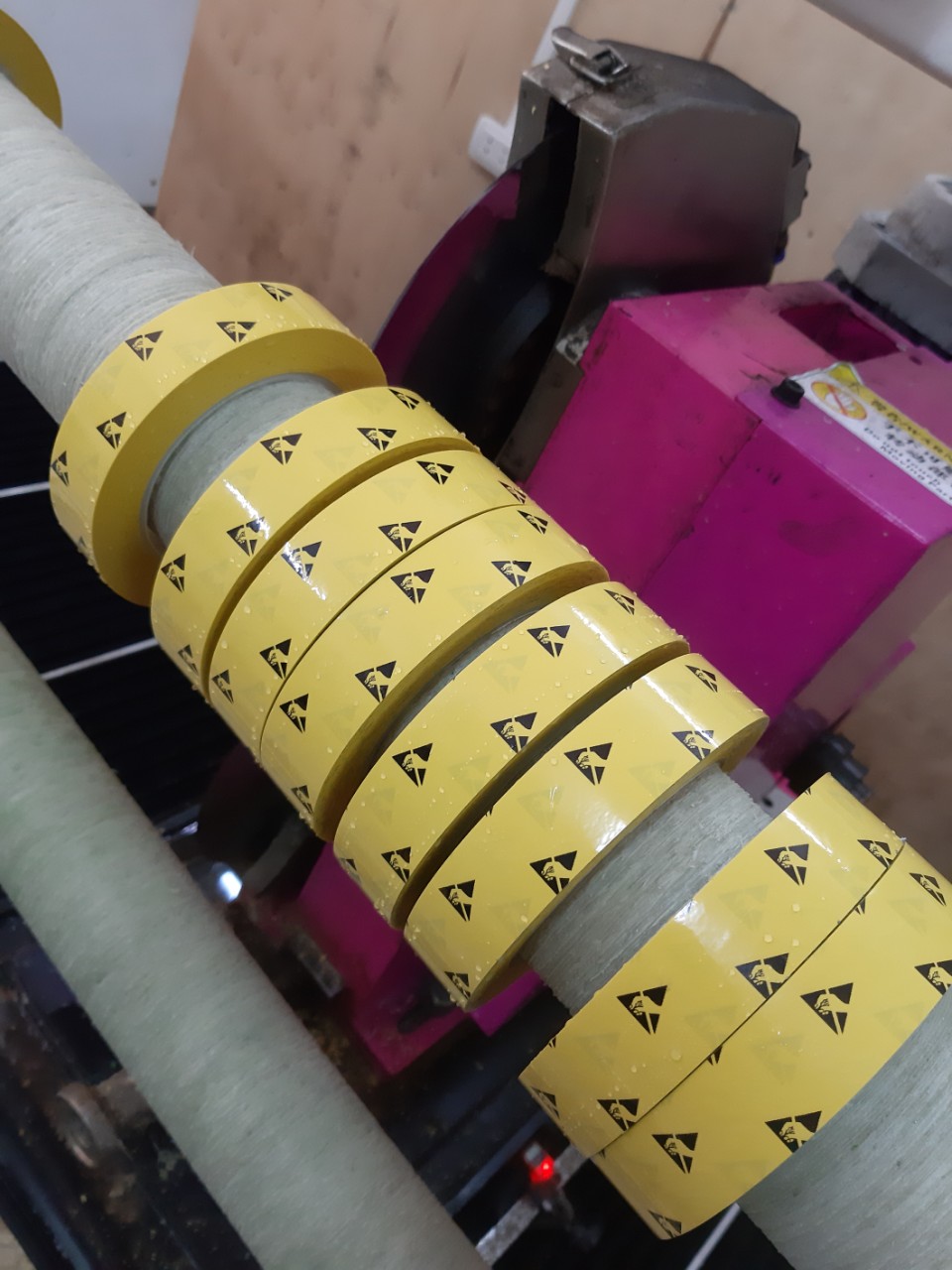 Băng dính dán nền chống tĩnh điện - Giải pháp an toàn cho môi trường làm việc hiện đại